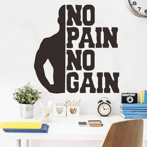 Dettaglio dell'adesivo murale No Pain No Gain con silhouette muscolare sulla parete ufficio