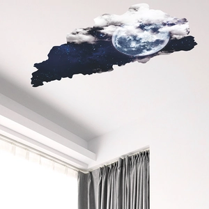 Dettaglio dell'adesivo da parete 3D con luna e nebulosa applicato su un soffitto bianco