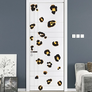 Wandtattoo mit Leopardenmuster auf einer weißen Tür in einem modernen Kinderzimmer-Design