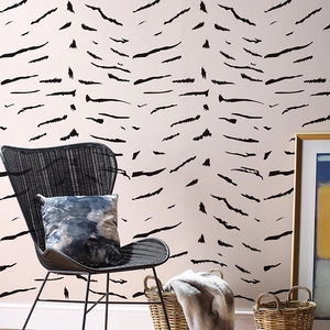 Adesivo murale artistico con motivo zebra nero con trame moderne dipinte a mano in una stanza