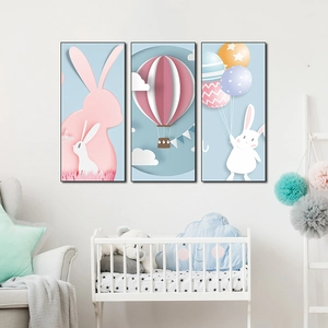 Détail d'un triptyque décoratif pour chambre d'enfant avec lapins et montgolfières