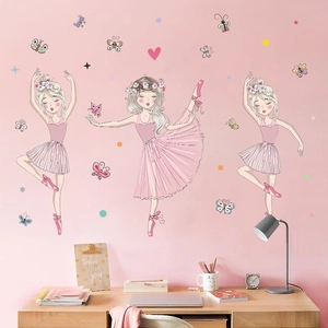 Détail de stickers muraux danseuse étoile avec papillons roses et petits cœurs