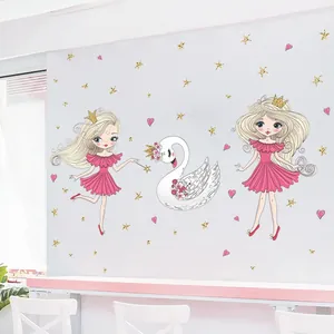 Detailaufnahme der Wandaufkleber mit Märchenprinzessin und Schwan für das Mädchenzimmer