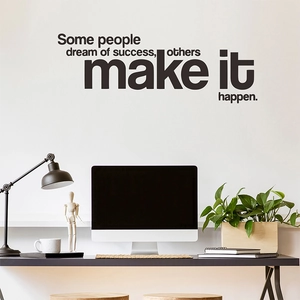 Détail d'un sticker mural avec citation inspirante sur mur de bureau