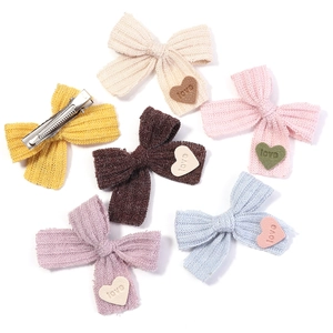 Set mit 6 bunten Strick-Schleifenclips mit Herz-Patches und Metall-Krokodilklemmen