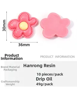 Detail van een 30x36mm roze hars bloembedeltje met glanzende afwerking voor DIY