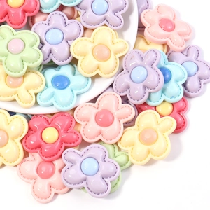 Macro-detail van kleurrijke harsbloem patches met decoratieve stiksels voor DIY-projecten