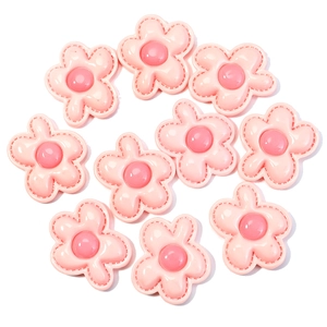 Detailopname van 10 roze harsbloem-patches met gestikte textuur voor DIY-projecten