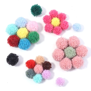 Détails de pompons en peluche colorés de tailles variées pour bricolage et accessoires