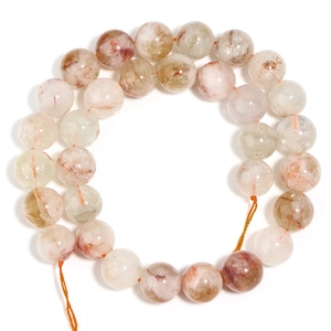 Détail de perles en cristal naturel avec textures internes pour la création de bijoux