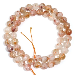 Gros plan de perles en quartz citrine naturel avec inclusions pour bijoux DIY