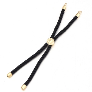 Détail du bracelet en corde tressée noire avec breloque arbre de vie plaqué or
