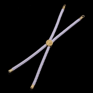 Détail macro du fermoir coulissant doré avec gravure Arbre de Vie sur bracelet cordon
