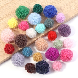 Vue rapprochée de pompons colorés en polaire pour loisirs créatifs et accessoires