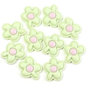 Platliggende weergave van 10 mintgroene harsbloemen met roze hart voor DIY-clips