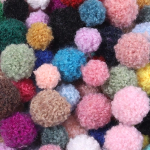 Détail macro de pompons colorés avec textures de fibres douces pour créations artisanales