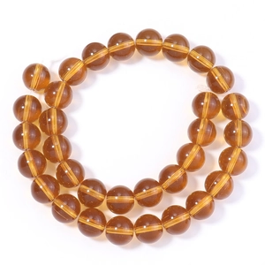 Gros plan de perles en verre ambré translucide pour la fabrication de bijoux DIY