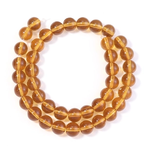 Détail macro de perles de verre ambrées avec texture interne pour la création de bijoux
