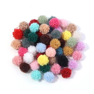 Gros plan de pompons colorés en peluche pour loisirs créatifs et accessoires