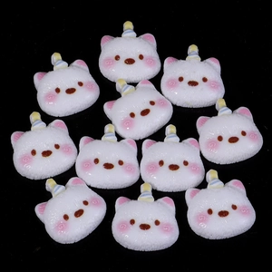Detalle macro de diez mini dijes de gato de resina para fundas de móvil y accesorios