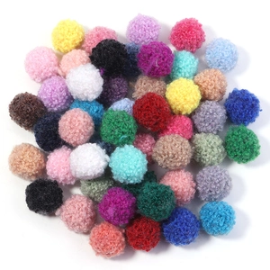 Détail macro de pompons colorés en peluche pour loisirs créatifs et accessoires