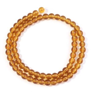 Vue détaillée des perles en verre translucide ambré pour la création de bijoux DIY