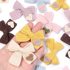 Bunte gestrickte Schleifen mit Love-Herz Lederpatch für DIY Kopfschmuck und Bastelprojekte