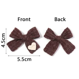 Braune Strickschleife mit Herz-Love-Etikett für DIY-Kleidung und Accessoires