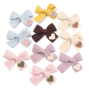 Bunte gestrickte Schleifen Haarschmuck mit Herz-Liebes-Patches in verschiedenen Farben