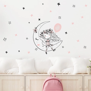 Dettaglio di adesivi murali con ragazza sulla luna e palloncino rosa su muro bianco