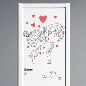 Détail du sticker mural couple bisou Happy Valentine's Day sur une porte de chambre blanche