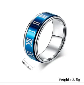 Detalle del anillo giratorio de 8mm con banda azul y números romanos plateados