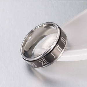 Anillo giratorio de acero inoxidable con números romanos y diseño bicolor en negro y plata