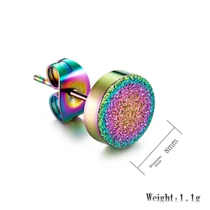 Detalle de los pendientes de titanio arcoíris de 8 mm con textura de drusa brillante