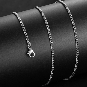 Chaîne collier en acier titane poli avec fermoir mousqueton sur fond noir élégant