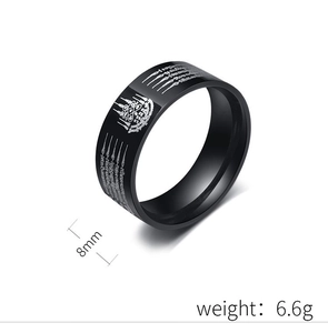 Detalle de anillo de acero de titanio negro de 8mm con grabado plata y peso de 6,6g