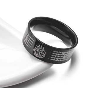 Detalle de un anillo de titanio negro con grabado de runas sagradas tailandesas