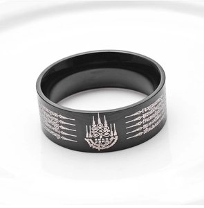 Detalle del anillo de titanio negro de 8 mm con grabado de escrituras tailandesas