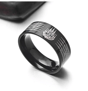 Detalle de anillo de titanio negro con grabado plateado de las cinco líneas sagradas tailandesas