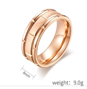 Details von 8mm roségoldenem Titanring, matt gebürstet mit polierten Kanten und Kerben