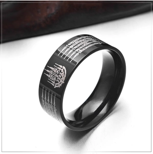 Detalle del anillo de titanio negro con las cinco escrituras sagradas tailandesas grabadas