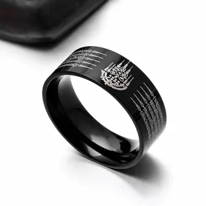 Anillo de acero de titanio negro pulido con escrituras tailandesas grabadas para hombre