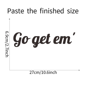 Dettaglio dell'adesivo murale Go get em' con dimensioni di 27cm per 6,9cm in evidenza