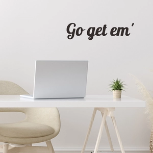 Adesivo murale nero GO GET EM in ufficio minimalista con computer portatile e piante