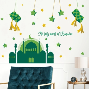 Nahaufnahme der grünen Ramadan-Wandsticker mit Sternen und Mond auf weißer Wand