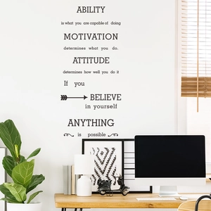Détail de stickers muraux avec citations inspirantes noires dans une chambre
