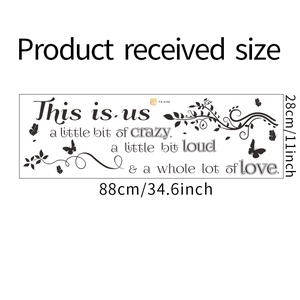 Dettaglio dell'adesivo murale This is us con dimensioni del prodotto 88cm x 28cm e farfalle