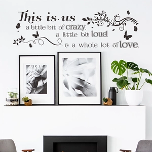 Adesivo murale con citazione 'This is us' decorato con fiori e farfalle per interni