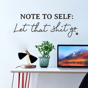 Vue détaillée du sticker mural Note to Self au-dessus d'un bureau avec décoration