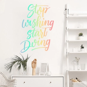Detail von Stop Wishing Start Doing Wandtattoo mit Regenbogen-Farbverlauf für die Wanddeko